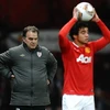 Marcelo Bielsa luôn ra sát đường piste chỉ đạo học trò ở Old Trafford (Nguồn: AFP)