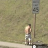 Một người đang tè bậy thì bị Google Street View chộp được (Nguồn: Internet)