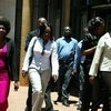 Ba nữ thợ săn tinh trùng rời tòa án ở Zimbabwe (Nguồn: Daily Mail)