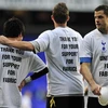 Các cầu thủ hai đội ra sân với chiếc áo mang dòng chữ đoàn kết vì Muamba (Nguồn: Getty Images)