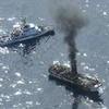 Con tàu "ma" bốc cháy sau khi bị tàu Mỹ bắn (Nguồn: AP)