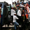Các chuyến tàu ở Ấn Độ luôn quá tải (Nguồn: AP)