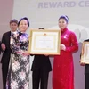 Phó chủ tịch nước Nguyễn Thị Doan trao Huân chương lao động hạng III cho bà Đỗ Thị Kim Liên - TGĐ Bảo hiểm AAA (Nguồn: PV/Vietnam+)