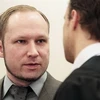 Anders Behring Breivik trao đổi với luật sư tại tòa (Nguồn: AFP)