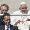 Ông Paolo Gabriele (phía trước), người thân cận với Giáo hoàng Benedict XVI mới bị bắt giữ, gây chấn động Tòa thánh Vatican (Nguồn: AP)