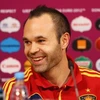 Iniesta trong buổi họp báo trước trận gặp Bồ Đào Nha (Nguồn: AFP)