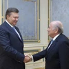 Tổng thống Ukraine Victor Yanukovich và Chủ tịch FIFA Sepp Blatter (Nguồn: Reuters)