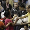 Tổng thống Philippines Benigno Aquino III trao đồ cứu trợ cho dân vùng lũ (Nguồn: Reuters)