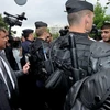 Bộ trưởng Nội vụ Pháp Manuel Valls tiếp xúc với những người dân ở Amiens sau bạo loạn (Nguồn: AFP)