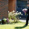 Cảnh sát đặt hoa tại nhà của các nạn nhân ở Anh (Nguồn: AFP)