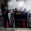 Cảnh sát Tunisia cũng thiệt hại nặng khi giải tán người biểu tình (Nguồn: AFP)