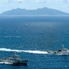 Tàu Hải giám Trung Quốc và tàu phòng vệ bờ biển Nhật kèm nhau ngoài khơi đảo Uotsuri hôm 14/9 (Nguồn: Kyodo)