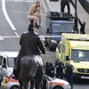 Khỏa thân gây ùn tắc gần văn phòng Thủ tướng Anh
