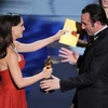 Tài tử Jean Dujardin nhận tượng vàng Oscar từ tay Natalie Portman tại lễ trao giải năm 2012 (Nguồn: AFP)