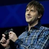 Mark Cerny, người đứng đầu bộ phận thiết kế hệ thống PS4 giới thiệu thiết bị cầm tay của dòng máy mới (Nguồn: AP)