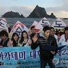 Một nhóm sinh viên Hàn Quốc biểu tình gần quần dảo Dokdo/Takeshima (Nguồn: Yonhap)