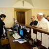 Dù đã là người đứng đầu Vatican, Giáo hoàng Francis vẫn tự tay lấy hóa đơn khách sạn (Nguồn: AFP)