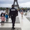 Cảnh sát Pháp đi tuần trước chân tháp Eiffel (Nguồn: AFP)
