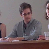 Edward Snowden (giữa) trong buổi họp báo tại sân bay Sheremetyevo hôm 12/7 (Nguồn: AFP)