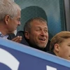 Roman Abramovich (giữa) trên sân Stamford Bridge (Nguồn: AFP)