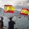 Ngư dân Tây Ban Nha vẫy quốc kỳ để phản đối Anh ở vịnh Algeciras (Nguồn: AFP)