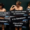 Một số phụ nữ khỏa thân phản đối cuộc bỏ phiếu ở Thượng viện về việc bãi miền ông Berlusconi hôm 15/10 (Nguồn: AFP)