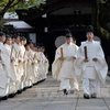 Thủ tướng Nhật Bản Shinzo Abe ngày 17/10 đã gửi đồ lễ tới ngôi đền chiến tranh Yasukuni gây nhiều tranh cãi. Ảnh là các thầy tu làm lễ tại đền Yasukuni ở Tokyo ngày 17/10. AFP/ TTXVN