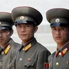 Binh lính Bắc Triều Tiên đứng bảo vệ ở làng ngưng bắn của Bàn Môn Điếm trong Khu phi quân sự. (Ảnh: channelnewsasia.com)