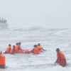 Các chiến sỹ Bộ đội Biên phòng Đà Nẵng ứng cứu thuyền viên tàu Lucky Dragon bị sóng bão đánh chìm.(Ảnh: phapluattp.vn)