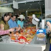 Chương trình "Tri ân thầy cô” tặng 66.000 phiếu chăm sóc bữa ăn mỗi ngày với 6 sản phẩm đặc biệt ...tại tất cả các siêu thị trong hệ thống Co.opMart. (Ảnh: Kim Phương/TTXVN )