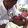 Chăm sóc bệnh nhi sốt vàng da ở châu Phi. (Ảnh: impe-qn.org.vn)