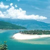 Bãi biển Lăng Cô là một trong nhiều bãi tắm đẹp, nổi tiếng ở Thừa Thiên-Huế. (Ảnh: Internet)