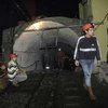 Công nhân mỏ chờ đợi bên ngoài mỏ than sau vụ nổ. (Ảnh: Reuters)