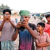 Điện thoại di động đang giúp nhiều người nghèo ở Banladesh học tiếng Anh để tìm việc làm tốt. (Ảnh: BBC)