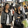 Cảnh khách hàng Nhật Bản đi mua sắm tấp nập tại khu phố Ginza, Tokyo giờ chỉ còn là quá khứ. (Ảnh: Telegraph)