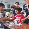 Các gia đình Trung Quốc đưa con đi kiểm tra nồng độ chì. (Ảnh: Internet)