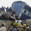 Cảnh sát và nhân viên cứu hộ tại hiện trường vụ tai nạn xe lửa. (Ảnh: AP)