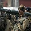 Các lực lượng an ninh Ấn Độ triển khai cả rocket trong vụ tiêu diệt 2 kẻ khủng bố. (Ảnh: CNN)