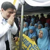 Thủ tướng Thái Lan Abhisit Vejjajiva thăm tỉnh Yala. (Ảnh: Reuters)