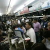 Chen nhau mua sắm các thiết bị điện tại một cửa hàng ở Caracas. (Ảnh: AP)