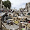 Người dân Haiti đang nhặt nhạnh những gì còn sót lại sau trận động đất kinh hoàng. (Ảnh: Reuters)
