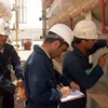 Công nhân nhà máy dầu khí ở Iraq. (Ảnh: neurope.eu)