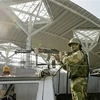 Binh sĩ Ấn Độ tăng cường an ninh tại sân bay New Delhi. (Ảnh: AP)