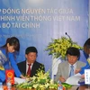 Ông Nguyễn Bá Thước (phải), Phó Tổng Giám đốc VNPT và ông Trần Nguyên Vũ, Phó Cục trưởng Cục Tin học và Thống kê (Bộ Tài chính) ký kết hợp đồng. (Ảnh: Phương Mai/Vietnam+)