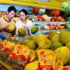 Người tiêu dùng lựa chọn hàng hóa tại siêu thị Co.opMart Đinh Tiên Hoàng, Quận Bình Thạnh. (Ảnh: Kim Phương/TTXVN) 