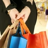 Phụ nữ khó kiềm chế thú vui mua sắm. (Ảnh: Internet)