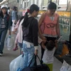 Hành khách đi tàu Thống Nhất 2 tại ga Sài Gòn. (Ảnh: Thanh Phàn/TTXVN)
