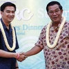 Thủ tướng Campuchia trao đổi với Thủ tướng Thái Lan. (Ảnh: Reuters)