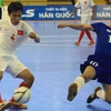 Pha tranh bóng quyết liệt giữa tuyển Việt Nam (áo trắng) và Philippines (áo xanh). (Ảnh: dantri.com)