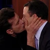 Charlie Sheen "cuồng hôn" Jimmy. (Nguồn: Internet)